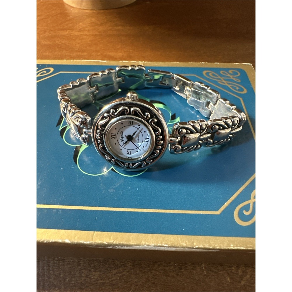 Elegant Novelle Silver-tone Carved Bezel Women's Quartz Watch